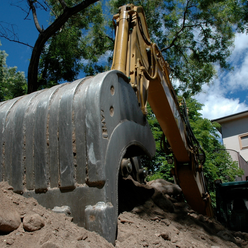 Gewerbebau mit Baumaschinen
